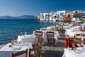 Aproximativ 2.500 de turişti fără documentaţia necesară, blocaţi de controale la feriboturi în ultimele trei zile