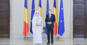 Klaus Iohannis l-a decorat pe patriarhul Daniel cu cea mai înaltă distincţie a statului român