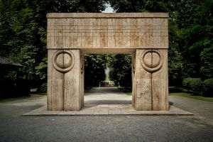 Ansamblul sculptural Constantin Brâncuşi de la Târgu Jiu, cunoscut şi sub numele de Ansamblul monumental "Calea Eroilor" de la Târgu Jiu, este un omagiu adus eroilor căzuţi în timpul Primului Război Mondial, proiectat şi construit de Constantin Brâncuşi. Cele patru componente sculpturale - Masa tăcerii, Aleea scaunelor, Poarta sărutului şi Coloana fără sfârşit - sunt dispuse pe aceeaşi axă, orientată de la apus spre răsărit, cu o lungime de 1275 m.