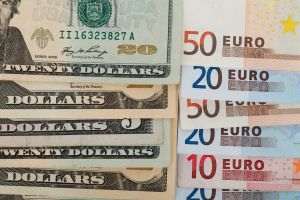 Dolarul, tot mai puternic faţă de euro