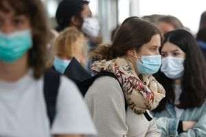 ''Americanii vaccinaţi trebuie să poarte din nou mască în zonele cu risc''
