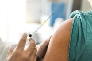 ''70% dintre medicii din spitalele publice, vaccinaţi împotriva COVID-19''