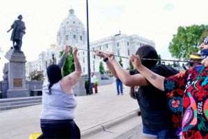 Statuia lui Cristofor Columb, din faţa sediului Capitoliului din Minnesota, smulsă de pe soclul de granit la apelul unui activist amerindian, Mike Forcia.