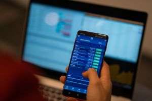 Declin uşor pentru BET, în ton cu deprecierile din pieţele internaţionale