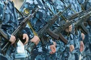 Rusia îşi suplimentează efectivele militare din Crimeea 