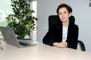 Raluca Andreica, directorul general al Patria Credit IFN: "2020 a fost un an bun deopotrivă pentru legumicultură şi pentru finanţarea producătorilor locali. Legumicultorii au dus-o, paradoxal, mai bine ca urmare a pandemiei, deoarece au avut piaţă de desfacere pe fondul reducerii consumului din importuri. Iar noi am înregistrat creşteri de portofoliu şi de vânzări (de la un portofoliu de 16,6 milioane de euro la sfârşitul lui 2019 la 21,2 milioane de euro la sfârşitul anului 2020). Conform rezultatelor preliminare, în curs de auditare, profitul net a crescut cu 33% faţă de anul anterior, de la 841.000 de euro la 1,12 milioane de euro. Iar numărul creditelor pentru care s-au depus cereri de amânare la plata ratelor în baza OUG 37 a fost foarte mic: am înregistrat doar 74 de credite cu rate amânate şi doar 15 restante".
