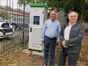 Dumitru Leuştean, primarul localităţii Novaci şi Eugen Scheuşan, directorul general al Electromagnetica