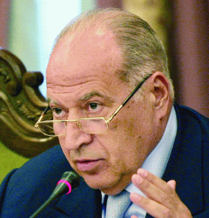 Dan Voiculescu: Până în iulie nu investiţi!
