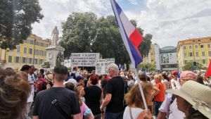 Aproximativ 140.000 de persoane au manifestat împotriva permisului sanitar