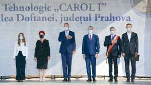 Iohannis a precizat că a ales că participe la deschiderea noului an şcolar la Liceul Tehnologic "Carol I", pentru că apreciază eforturile acestei unităţi de învăţământ de a creşte calitatea şi relevanţa procesului educaţional: "Sunteţi un exemplu care arată că educaţia poate fi de calitate, fără a intra în coliziune cu obiectivele care privesc egalitatea de şanse a elevilor, indiferent de mediul din care provin".