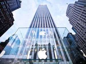 Apple urmează să lanseze o nouă generaţie de telefoane iPhone şi ceasuri Apple Watch