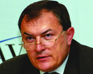 Mircea Ursache: "Nu trebuie să ne grăbim cu privatizarea societăţii <Antibiotice> pentru că este imprudent ca singurul producător autohton de medicamente să fie privatizat, acum, când actualele condiţii de piaţă nu sunt prielnice".