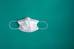 CMBSU menţine obligativitatea purtării măştii pe o rază de 50 metri în jurul şcolilor pentru cei care staţionează