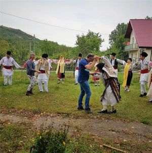 Evaluatorii UNESCO, prinşi în hora românească, în Ţinutul Buzăului