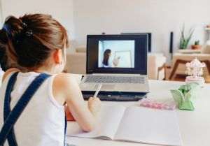 Ministrul Educaţiei cere autorităţilor locale să nu "jongleze" cu şcoala online