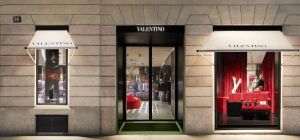 Casa de modă Valentino produce hanorace de 690 de dolari pentru a sprijini vaccinările anti-COVID-19