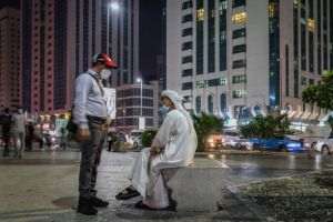 Emiratele Arabe Unite relaxează regulile privind purtarea măştii