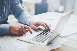 Senior Software a cumpărat 30% din acţiunile Sincron HR