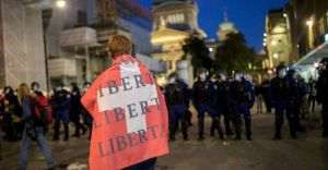  Confruntări cu poliţia în cursul unei manifestaţii împotriva certificatului sanitar