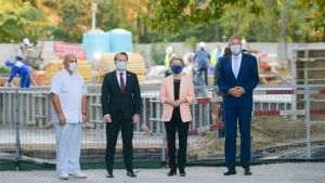 Ursula von der Leyen a vizitat Spitalul Universitar Bucureşti, unde a avut şi conferinţa de presă, în contextul în care unitatea sanitară face parte din PNRR cu un proiect major de reabilitare şi extindere.