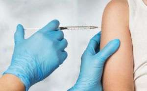 Începe imunizarea populaţiei cu a treia doză de vaccin anti-