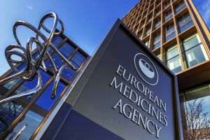 EMA evaluează anticorpii Regdanvimab şi autorizează doza 3 de vaccin, în timp ce creşte riscul înmulţirii cazurilor de COVID-19