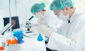 AstraZeneca a cerut FDA să autorizeze tratamentul său cu anticorpi împotriva COVID-19