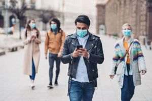 Masca devine obligatorie pe stradă în toate localităţile cu rată de infectare peste 6 la mie
