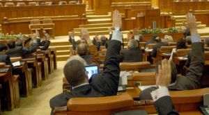 USR acuză PSD, UDMR şi o parte din PNL că au votat pentru menţinerea pensiilor speciale ale primarilor