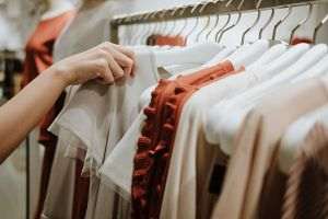 Vânzările magazinelor de haine au scăzut cu două cifre în UE în 2020