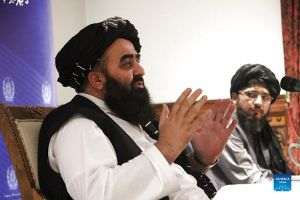 Talibanii avertizează cu privire la un val de refugiaţi dacă sancţiunile vor fi menţinute