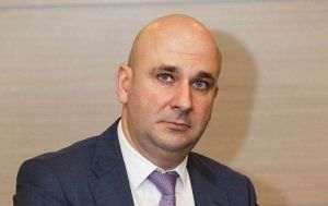 ''Furnizorii de energie fac speculaţii pe bursă şi refuză să cumpere electricitate mai ieftină, pe termen lung''