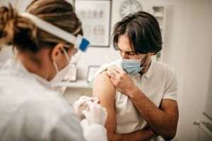 Vaccinarea anti-Covid devine obligatorie pentru toţi angajaţii publici din New York