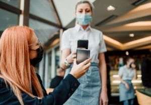 Serbia introduce permise de sănătate COVID-19 pentru accesul în cafenele şi restaurante