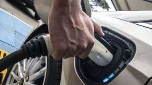 Vânzările de automobile hibride le-au depăşit pe cele pe motorină pe piaţa europeană 