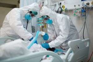 Persoanele cu antecedente de cancer au un risc mai mare de complicaţii asociate COVID-19