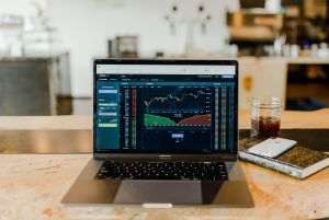 0% comision la tranzacţionarea de acţiuni şi ETF-uri rămâne cel mai căutat produs financiar de către investitorii români în ultimii 2 ani