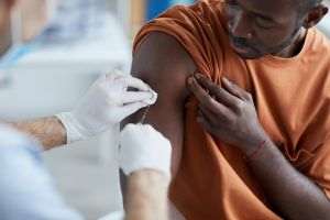 Aproximativ 1.000 de centre de vaccinare vor fi deschise lângă secţiile de votare