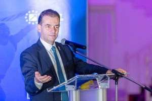''Decizia PNL de a continua negocierile cu PSD reprezintă o sinucidere politică, o gravă trădare a alegătorilor''