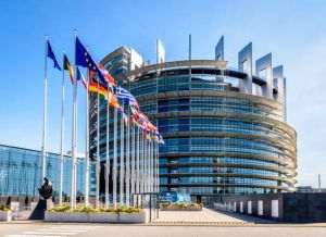 Parlamentul European cere Comisiei Europene să îngheţe aprobarea PNRR-ului Poloniei