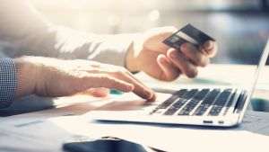 Numărul tranzacţiilor online cu cardul de Black Friday a crescut cu circa 10%