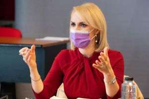 Gabriela Firea îi cere lui Nicuşor Dan să lase liberă intrarea la Târgul de Crăciun din Bucureşti