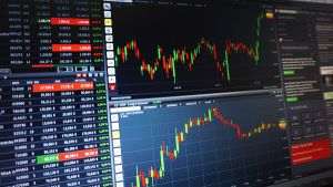 Acţiunile chineze riscă delistarea din SUA; investitorii ar trebui să îşi acopere poziţiile
