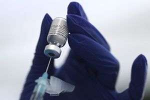 FDA autorizează vaccinarea cu doze ''booster'' Pfizer-BioNTech pentru tinerii de 16 şi 17 ani