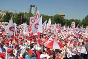 Sindicaliştii SANITAS au organizat un protest în faţa Guvernului