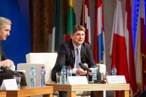 "Ambasadorului Japoniei, blocat în Parlament din cauza protestului"