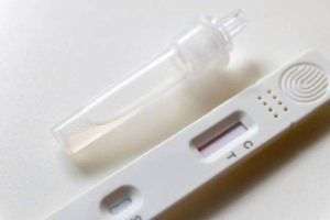 Testele rapide antigen COVID -19 cu proba din saliva sau sputa nu sunt pe lista Comisiei Europene