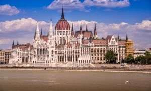 Ungaria amână investiţii de peste două miliarde de dolari