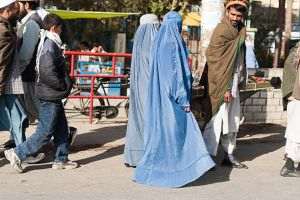 Talibanii le interzic femeilor să călătorească neînsoţite