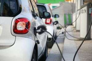 China reduce subvenţiile la automobilele electrice şi hibride